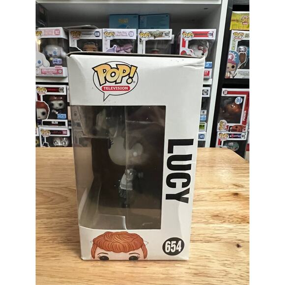 VAULTED EXCLUSIVE BLACK & WHITE Lucy Ricardo Funko Pop #654 Ball Lucille Ball - Picture 4 of 6